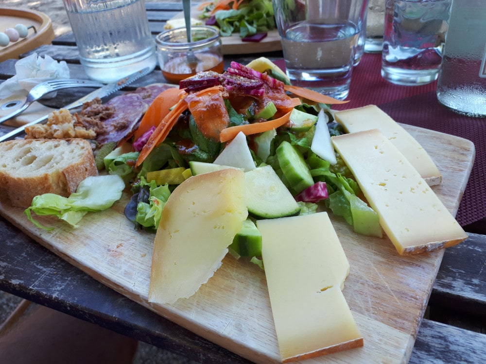 Repas présenté sur une planche