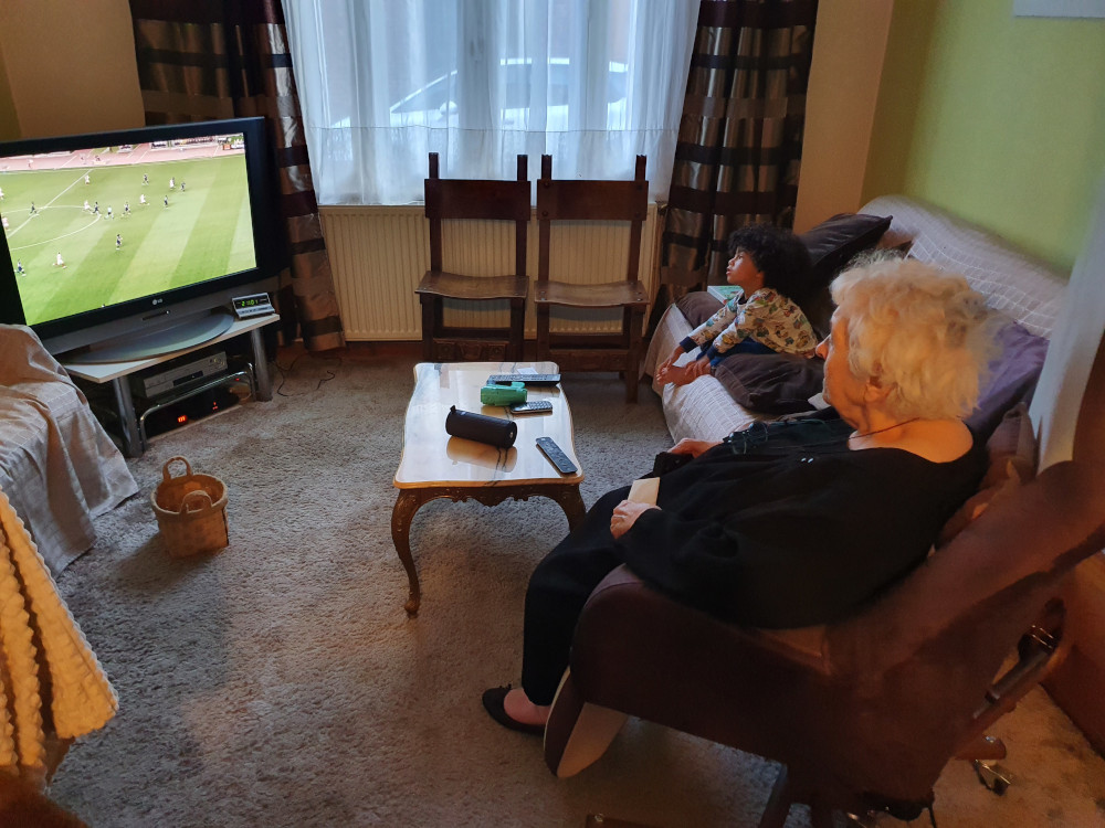 Mémére Michelle et Adao devant le foot