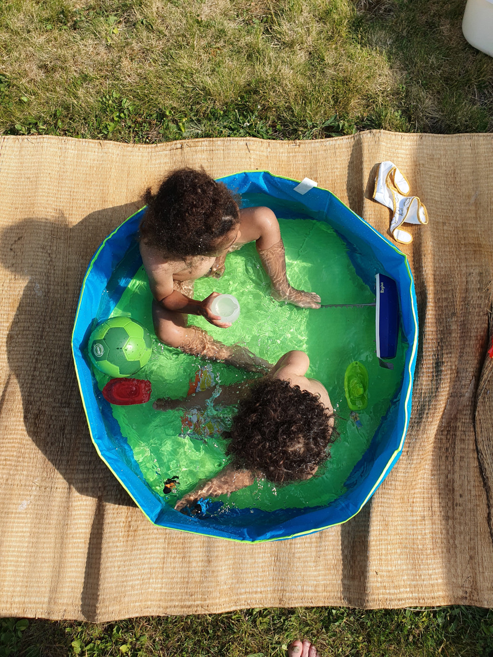 Les enfants dans la piscine