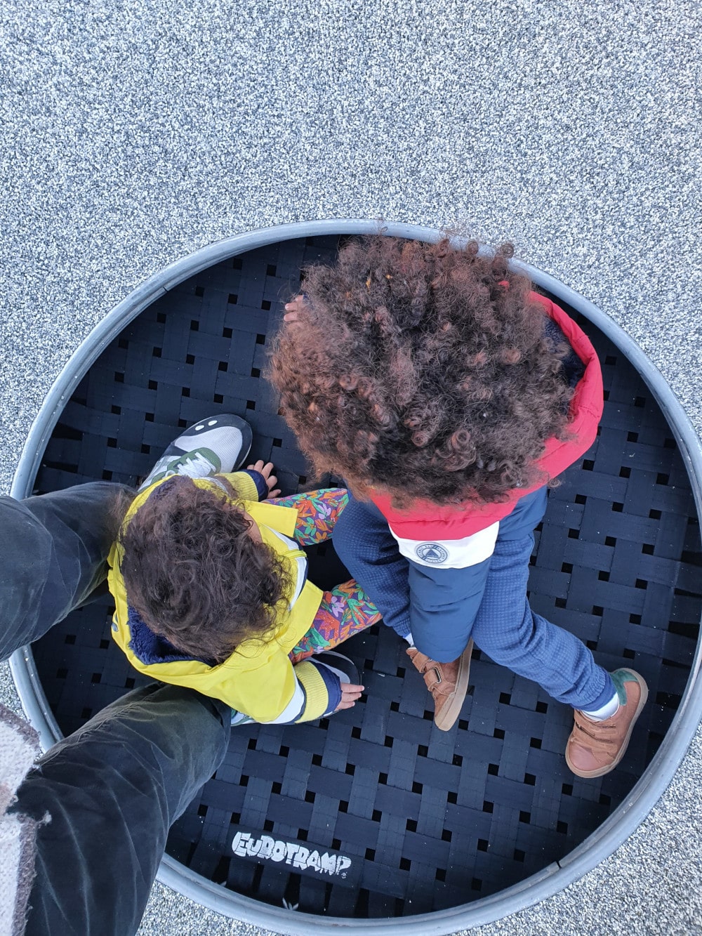 Tous les trois sur le trampoline