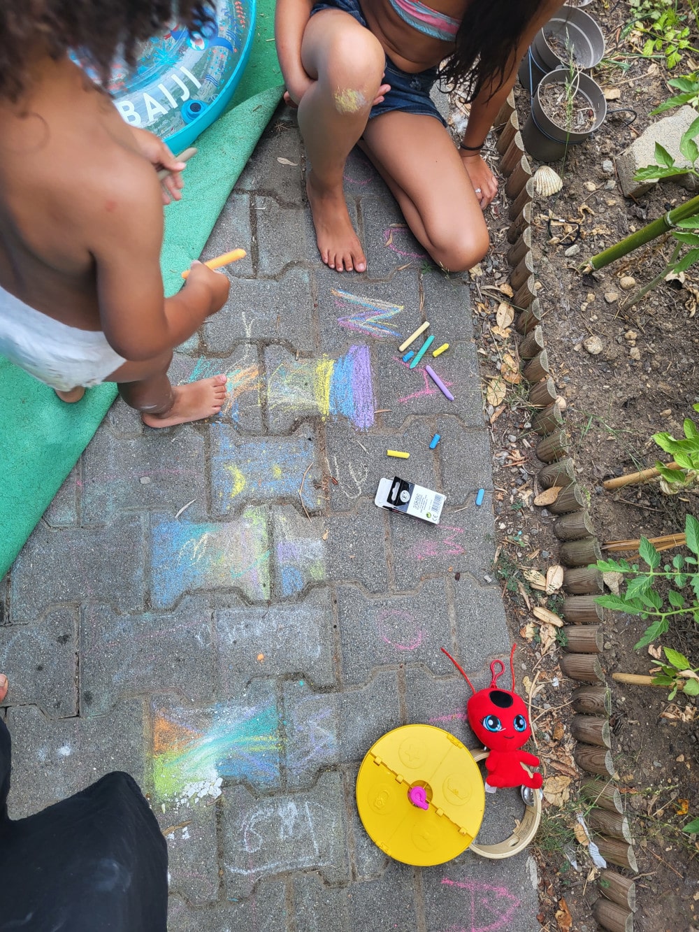 Les enfants dessinent sur le sol