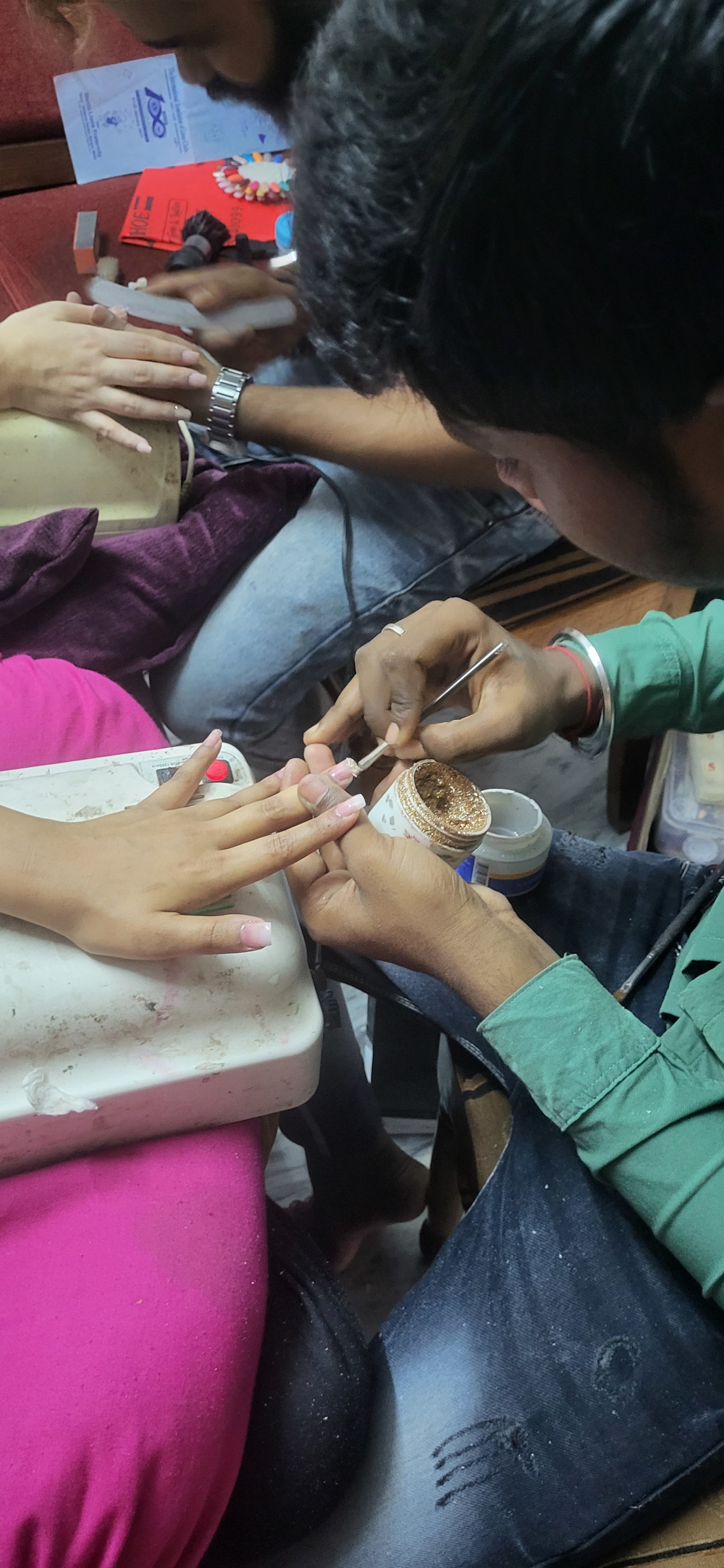 Edna et Laura se font poser des faux ongles