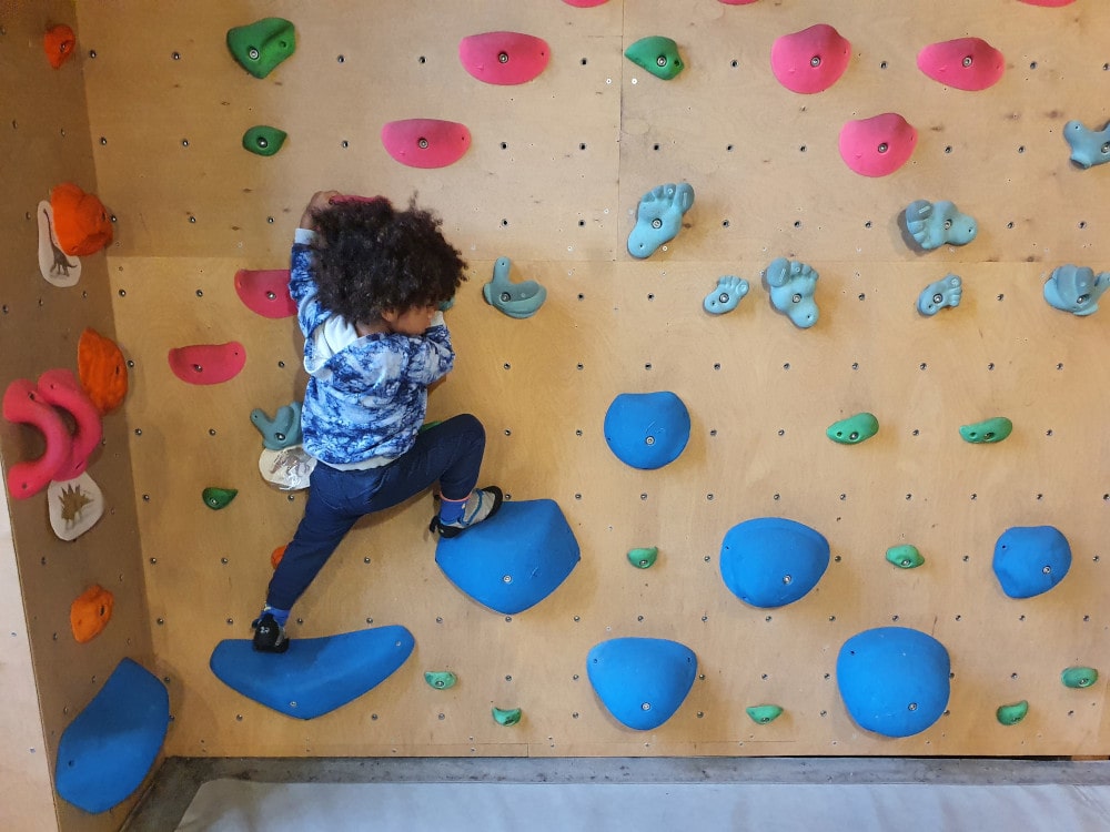 Adao fait de l'escalade