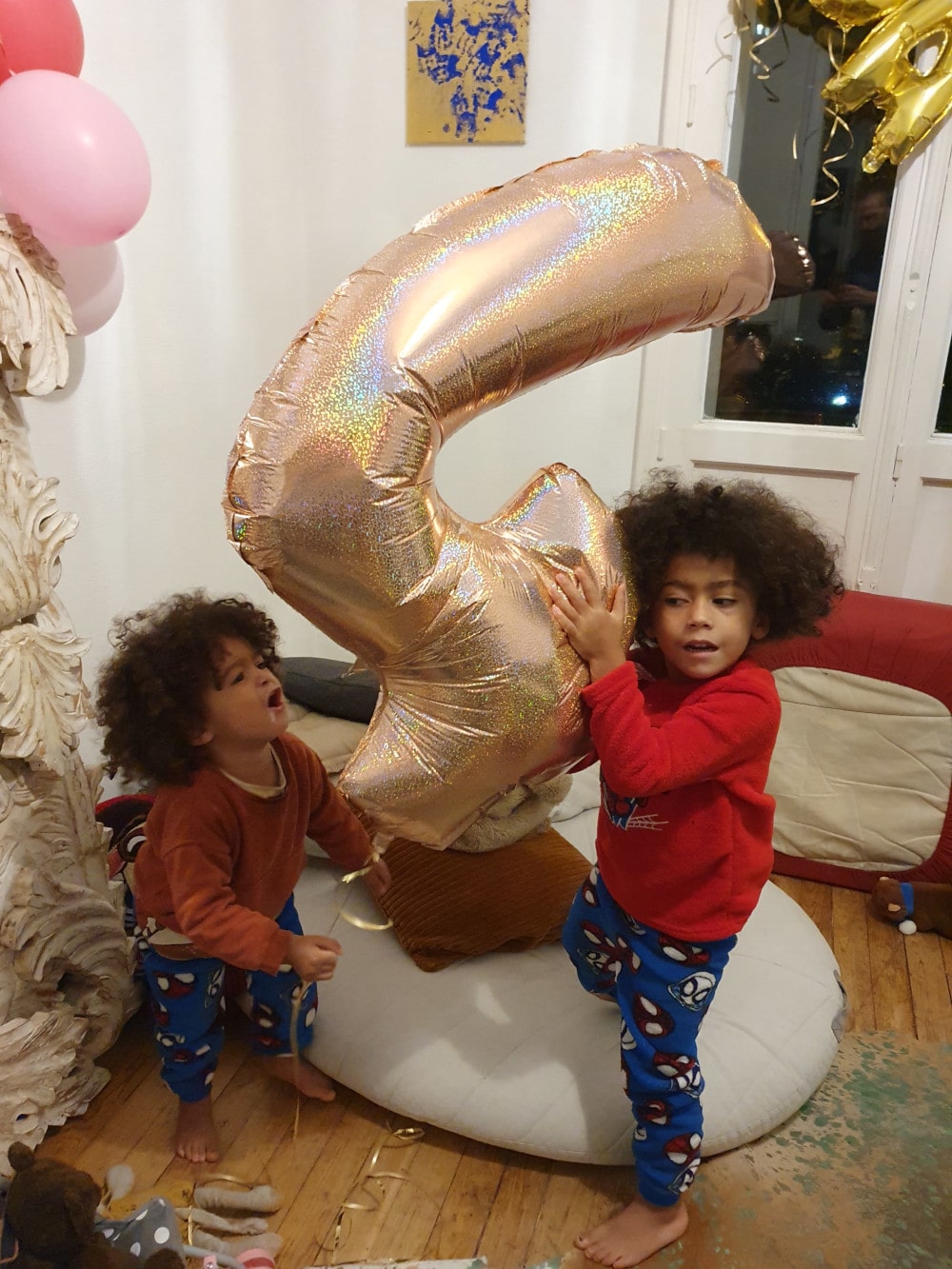 Les enfants avec le ballon des 4 ans