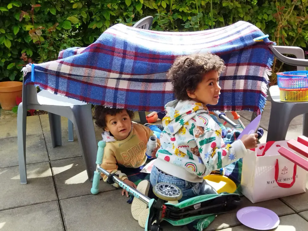 Adao & Siloë ont construit une cabane sur la terrasse