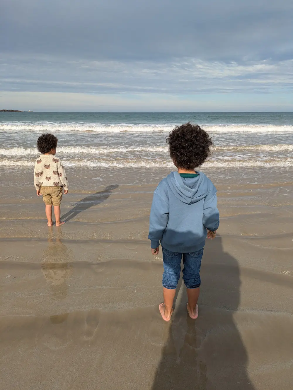 Adao & Siloë avant de mettre les pieds dans l'eau