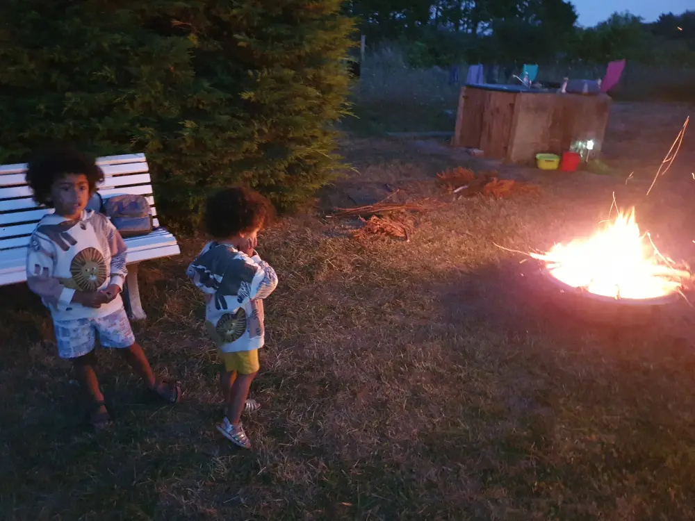 Les enfants devant le feu